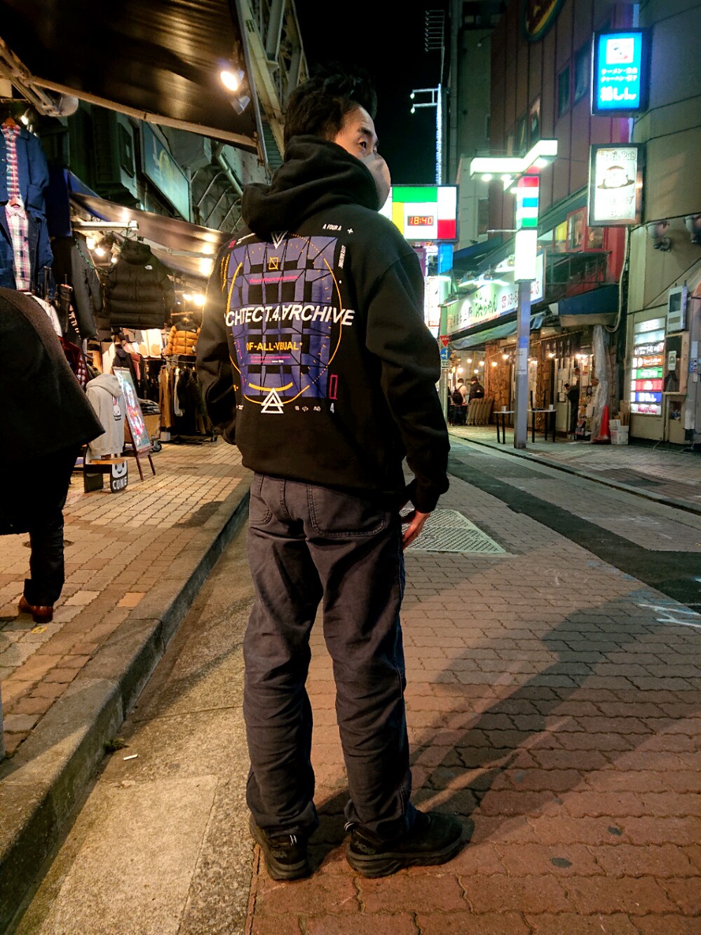 「オーバーサイズ、冬コーデ、カジュアルコーデ、休日スタイル、パーカー、スニーカー、ブラック、カジュアル、オトナカジュアル、大人カジュアル」｜「A4AのA4A エーフォーエー/SPACE スペースフーディー（パーカー、ブラック系）」を使った、神田潔さん（メンズ・175cm）の冬コーディネートの1枚目の写真