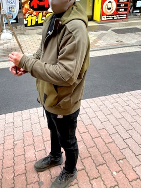 「アイテム（パーカー、グリーン系）」を使った、神田潔さん（メンズ・175cm）の春コーディネート