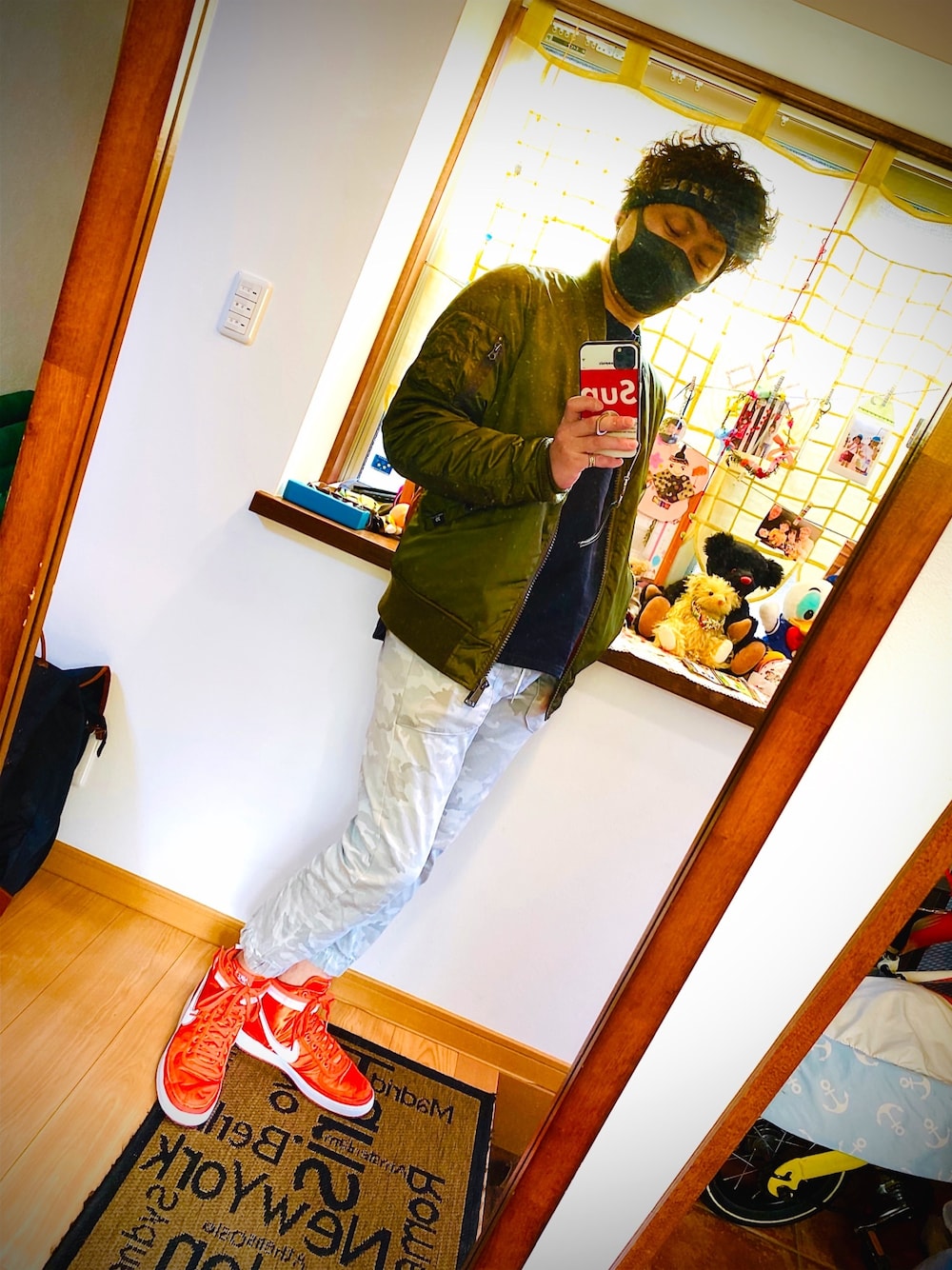 「supreme、バンダル、グラミチ、MA-1、ぶらぶら」｜「AVIREXのavirex/アヴィレックス/MA-1B CLASSIC/　MA-1クラシック（MA-1、グリーン系）」を使った、takaさん（メンズ・174cm）の春コーディネートの1枚目の写真