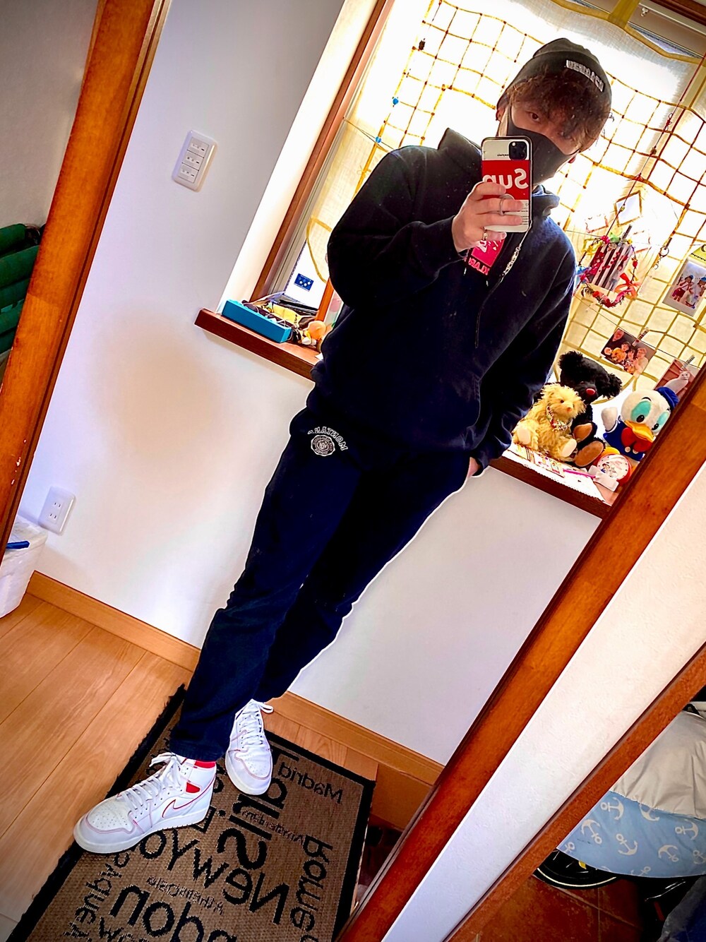 「supreme、エクストララージ、ファントム、ジョーダン、子供が休み」｜「BEAMSのアイテム（その他パンツ、ブラック系）」を使った、takaさん（メンズ・174cm）の春コーディネートの1枚目の写真