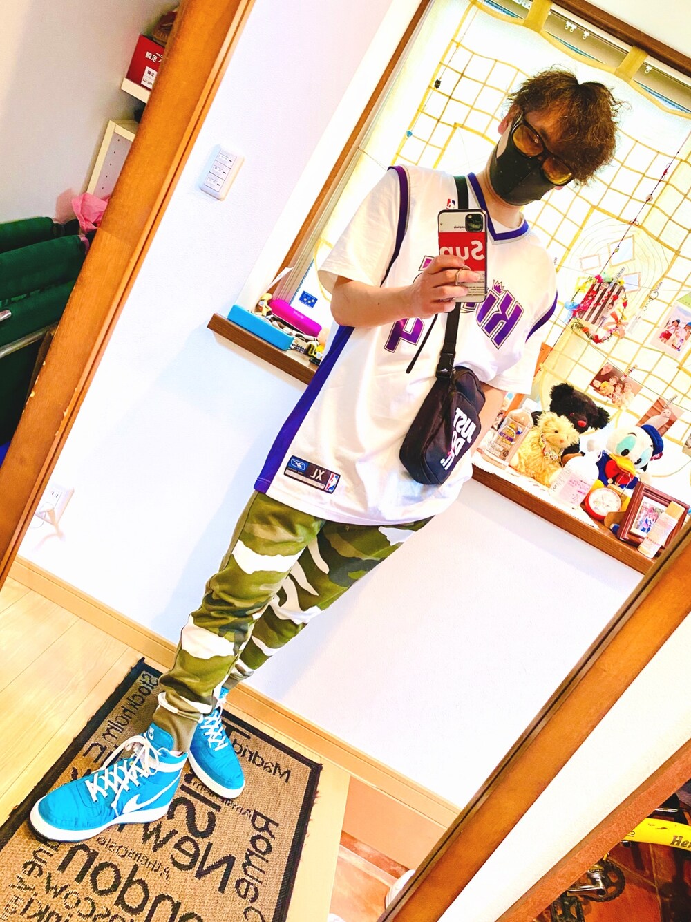「ナイキ、NBA、kings、ユニフォーム、休日スタイル」｜「NIKEの【NIKE】NK HERITAGE SMIT REBEL GFX BA6435-010（ショルダーバッグ、ブラック系）」を使った、takaさん（メンズ・174cm）の春コーディネートの1枚目の写真