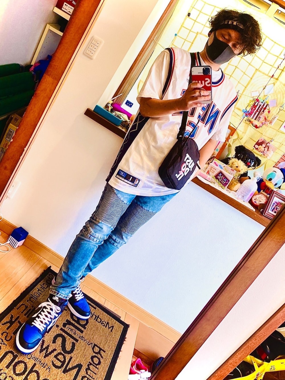 「supreme、ジョーダン、ゲームロイヤル、royal toe、エイチアンドエム、ゲームシャツ、ジェイソンキッド、KICKSROCK」｜「NIKEの【NIKE】NK HERITAGE SMIT REBEL GFX BA6435-010（ショルダーバッグ、ブラック系）」を使った、takaさん（メンズ・174cm）の春コーディネートの1枚目の写真
