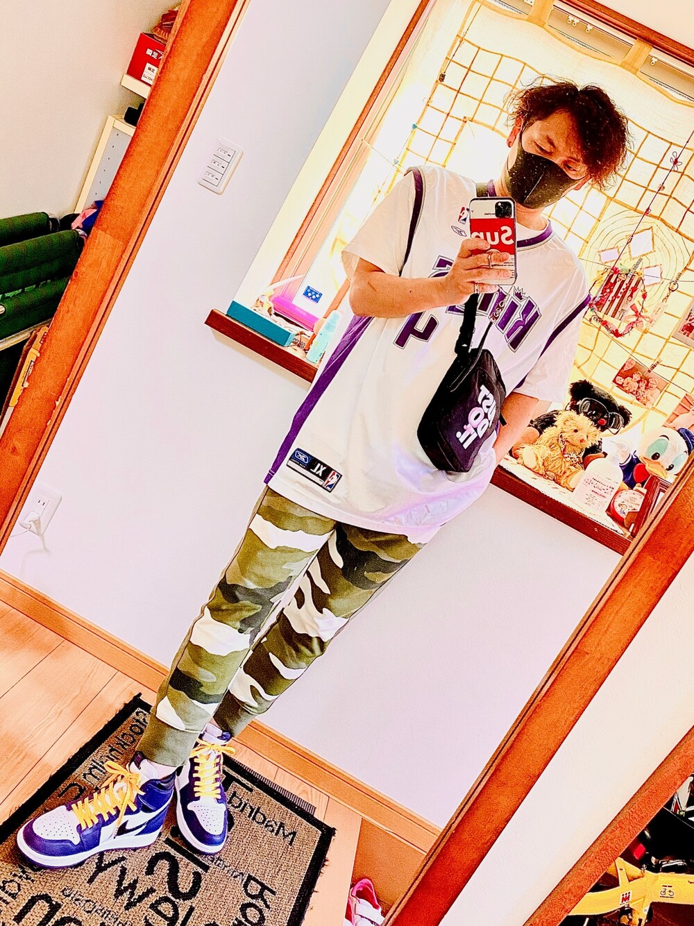 「ナイキ、リーボック(Reebok)、ゲームシャツ、ユニフォーム、ジョーダン、コートパープル、レイカーズ」｜「NIKEの【NIKE】NK HERITAGE SMIT REBEL GFX BA6435-010（ショルダーバッグ、ブラック系）」を使った、takaさん（メンズ・174cm）の春コーディネートの1枚目の写真