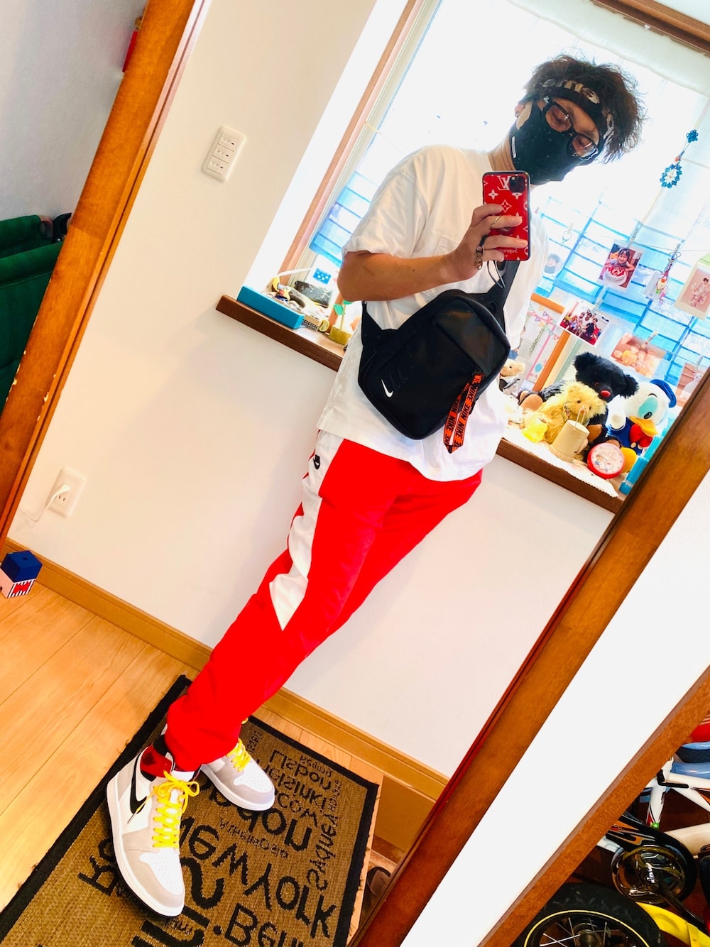「ナイキ、ジョーダン1、supreme、レーシングジャケット、オークリー  サングラス、ウーブンパンツ、ヘアバンド」｜「NIKEのナイキ NIKE ウーブン CF CB パンツ（その他パンツ、レッド系）」を使った、takaさん（メンズ・174cm）の秋コーディネートの1枚目の写真