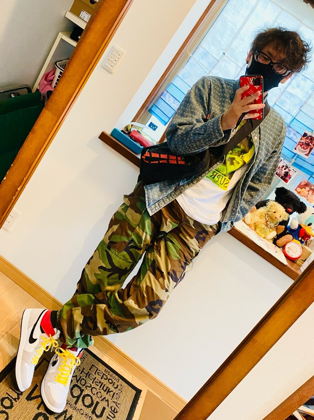 「supreme、NIKE、ジョーダン、オークリー」｜「Supreme のアイテム（Tシャツ/カットソー、ホワイト系）」を使った、takaさん（メンズ・174cm）の秋コーディネートの1枚目の写真