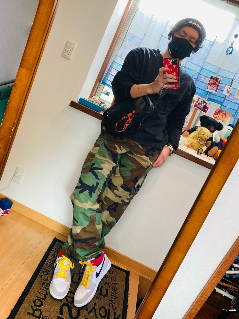 「NIKE、supreme、ヴィンテージ、カーゴパンツ、ジョーダン、Gショック」｜「Supreme のアイテム（キャップ、ブラック系）」を使った、takaさん（メンズ・174cm）の秋コーディネートの1枚目の写真