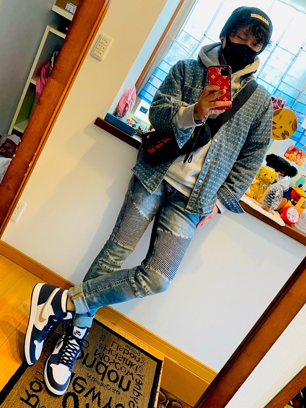 「NIKE、supreme、ジョーダン、バイカーデニム、デニムシャツ、パーカー」｜「H&Mのアイテム（デニムパンツ、ブルー系）」を使った、takaさん（メンズ・174cm）の秋コーディネートの1枚目の写真