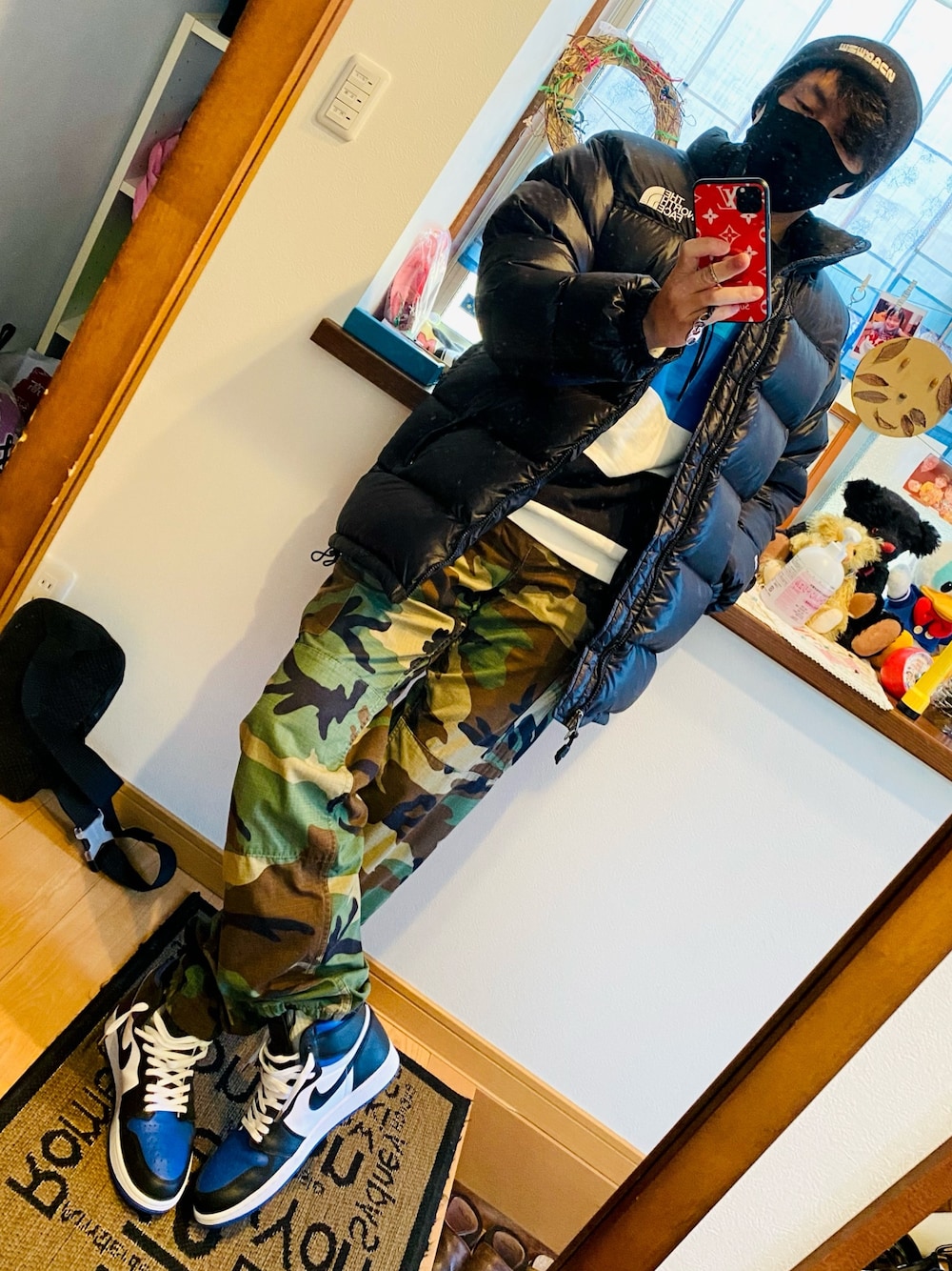 「supreme、ノースフェイス、エクストララージ、ジョーダン、NIKE、90s、ヌプシ」｜「NIKEのアイテム（スニーカー、ブルー系）」を使った、takaさん（メンズ・174cm）の冬コーディネートの1枚目の写真