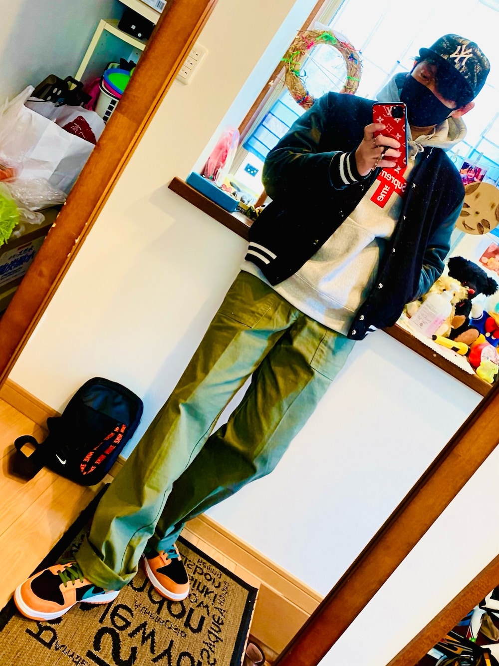 「supreme、NIKE、ダンク、セラミック、ガンホー、ベイカーパンツ、cross box logo」｜「GUNG HOのGUNG HO / ベイカーパンツ 45th（その他パンツ、グリーン系）」を使った、takaさん（メンズ・174cm）の冬コーディネートの1枚目の写真