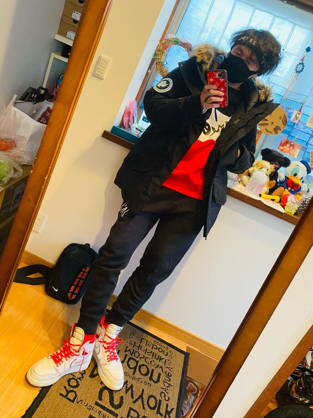 「supreme、ノースフェイス、NIKE、ジョーダン、ファントム、アンタークティカパーカー」｜「NIKEのNIKE SWOOSH FRENCH TERRY PANT メンズ フレンチ テリー パンツ ナイキ スポーツウェア スウッシュ CJ4881-010（その他パンツ、ブラック系）」を使った、takaさん（メンズ・174cm）の冬コーディネートの1枚目の写真