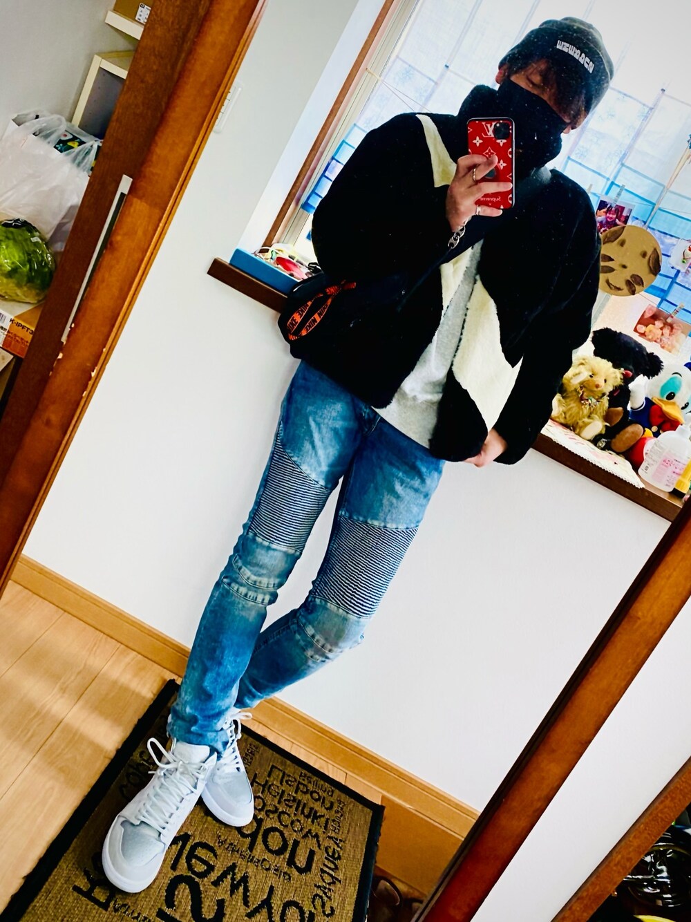 「supreme、NIKE、フェイクファー、ジョーダン1、BOXLOGO」｜「H&Mのアイテム（デニムパンツ、ブルー系）」を使った、takaさん（メンズ・174cm）の冬コーディネートの1枚目の写真