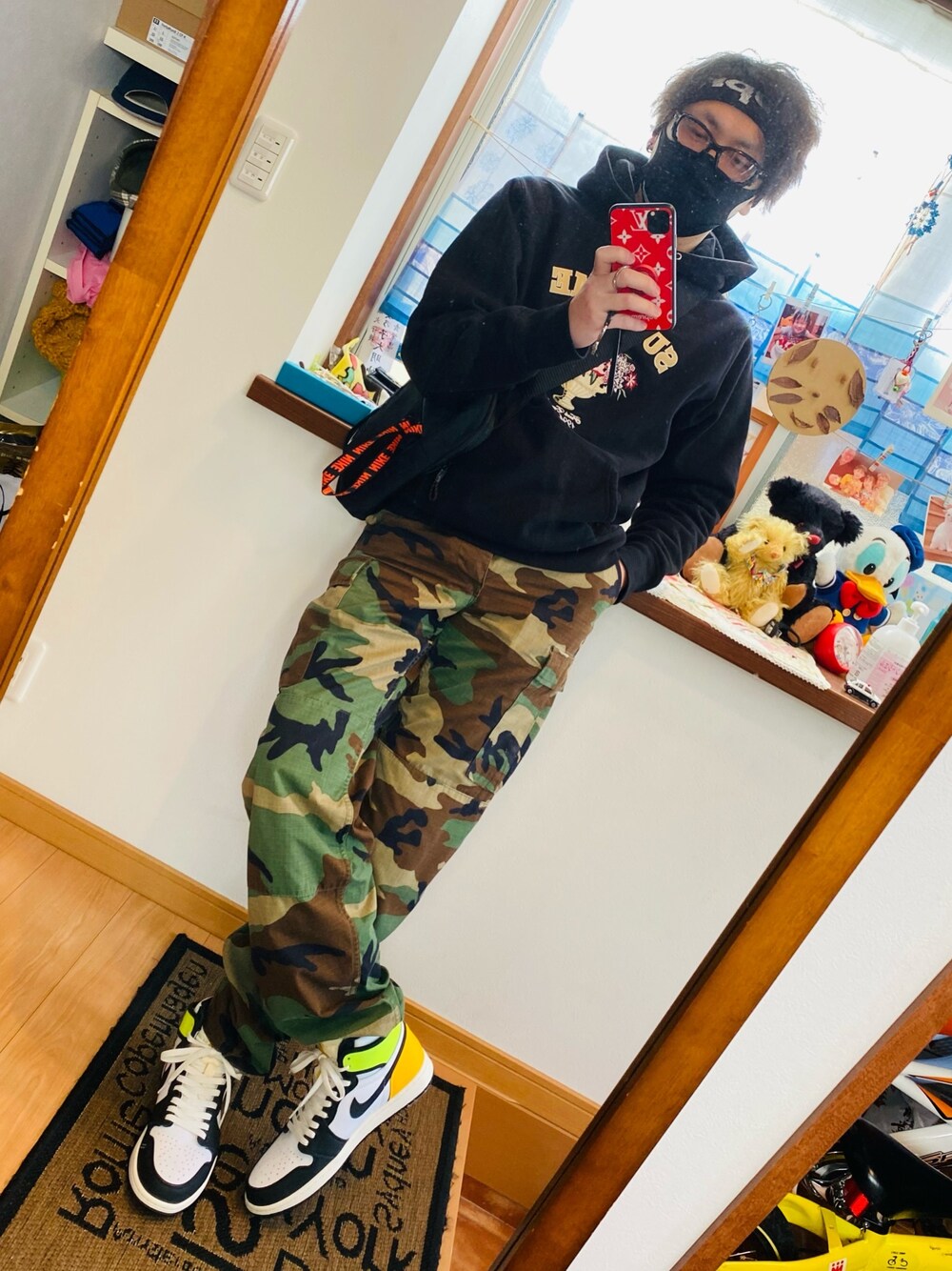 「supreme、ジョーダン、ヘアバンド、NIKE」｜「VINTAGEのアイテム（カーゴパンツ、その他）」を使った、takaさん（メンズ・174cm）の冬コーディネートの1枚目の写真