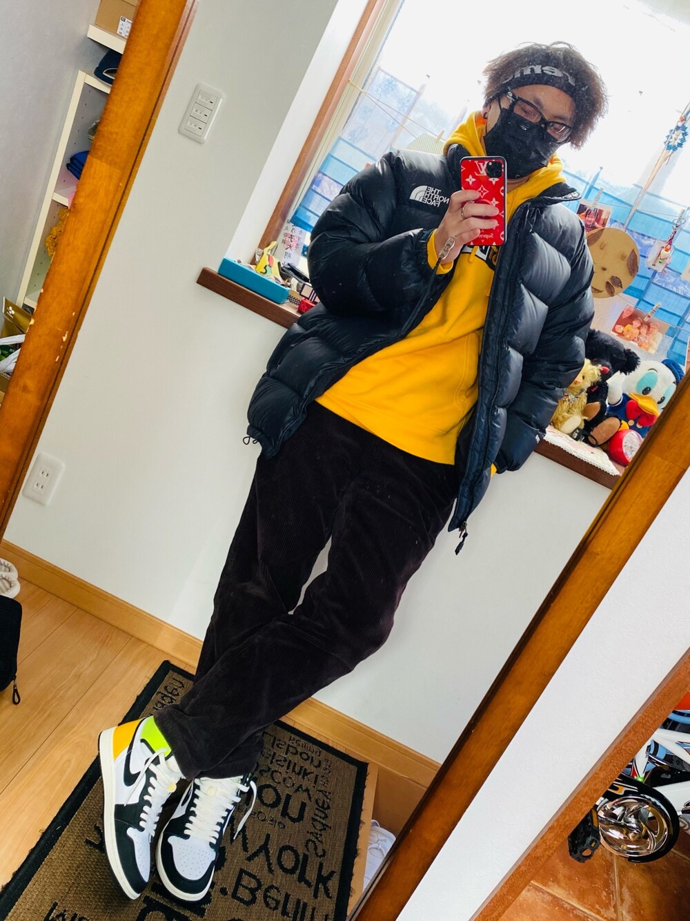 「NIKE、supreme、ジョーダン、ヘアバンド」｜「NIKEのアイテム（スニーカー、イエロー系）」を使った、takaさん（メンズ・174cm）の冬コーディネートの1枚目の写真