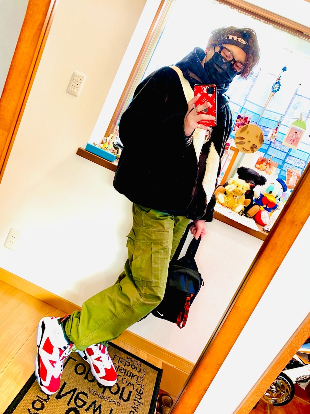 「supreme、カーマイン、ジョーダン、NIKE、フェイクファー」｜「NIKEのアイテム（スニーカー、レッド系）」を使った、takaさん（メンズ・174cm）の冬コーディネートの1枚目の写真