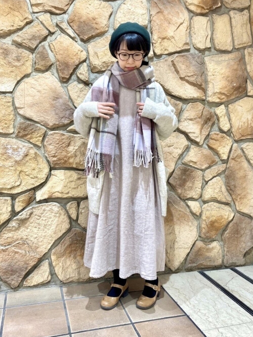 「サマンサモスモス(Samansa Mos2)、ベレー帽、めがね、ロングカーディガン、ニットコーデ、ワンピース、マフラーぐるぐる、あったかコーデ、冬コーデ」｜「Samansa Mos2のアイテム（ハンチング/ベレー帽、グリーン系）」を使った、アリーさん（レディース・153cm）の冬コーディネートの1枚目の写真