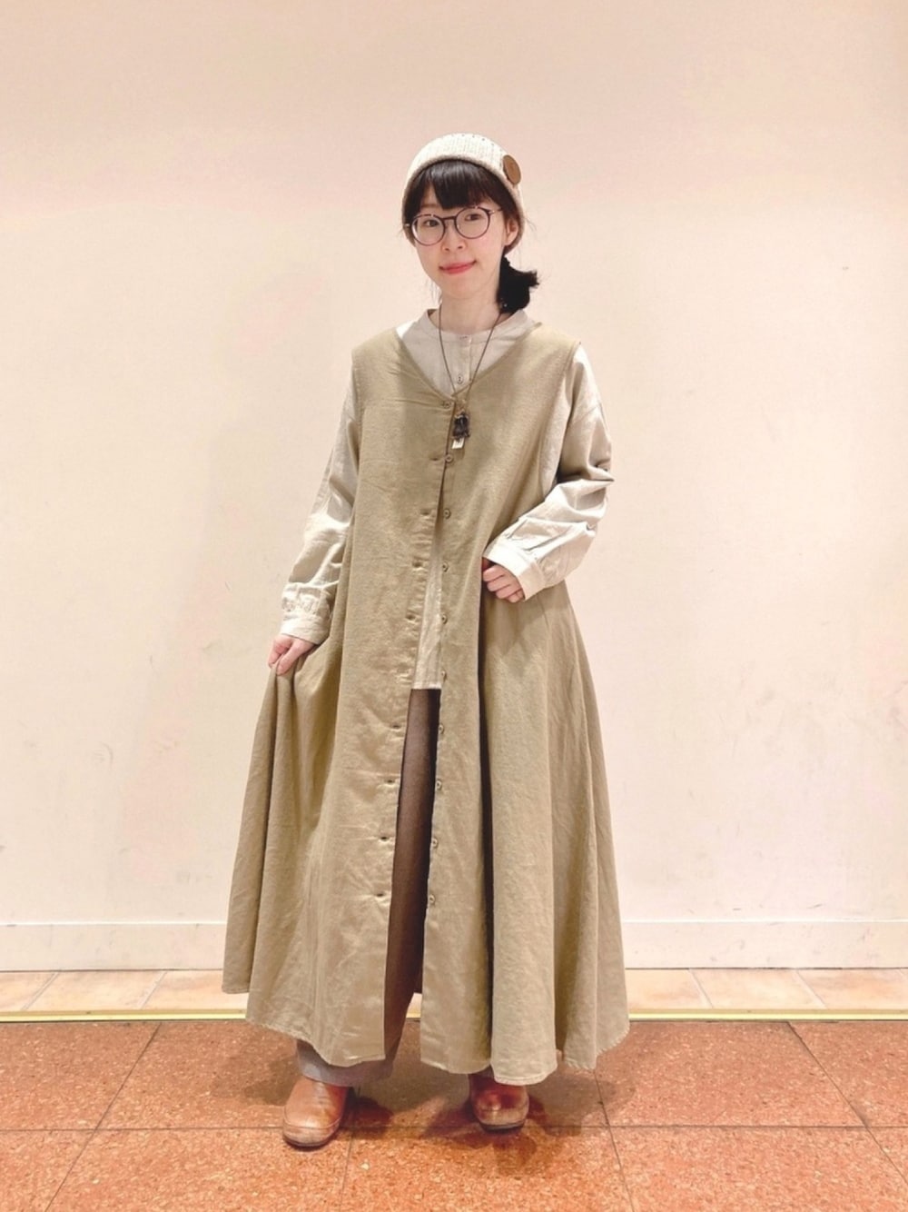 「ワンピーススタイル、サマンサ モスモス(Samansa Mos2)、#春コーデ、淡色コーデ、メガネ女子、ジャンパースカート」｜「Samansa Mos2のリネン混バンドカラーシャツ（シャツ/ブラウス、ベージュ系）」を使った、アリーさん（レディース・153cm）の冬コーディネートの1枚目の写真