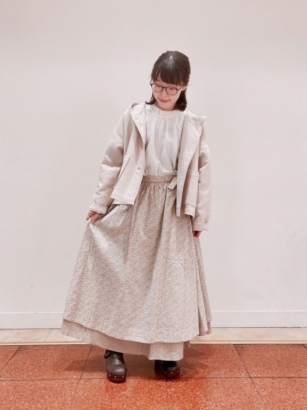 「サマンサモスモス(Samansa Mos2)、春コーデ、花柄スカート、ショートジャケット」｜「Samansa Mos2の衿レースフリル重ねブラウス（シャツ/ブラウス、ホワイト系）」を使った、アリーさん（レディース・153cm）の冬コーディネートの1枚目の写真