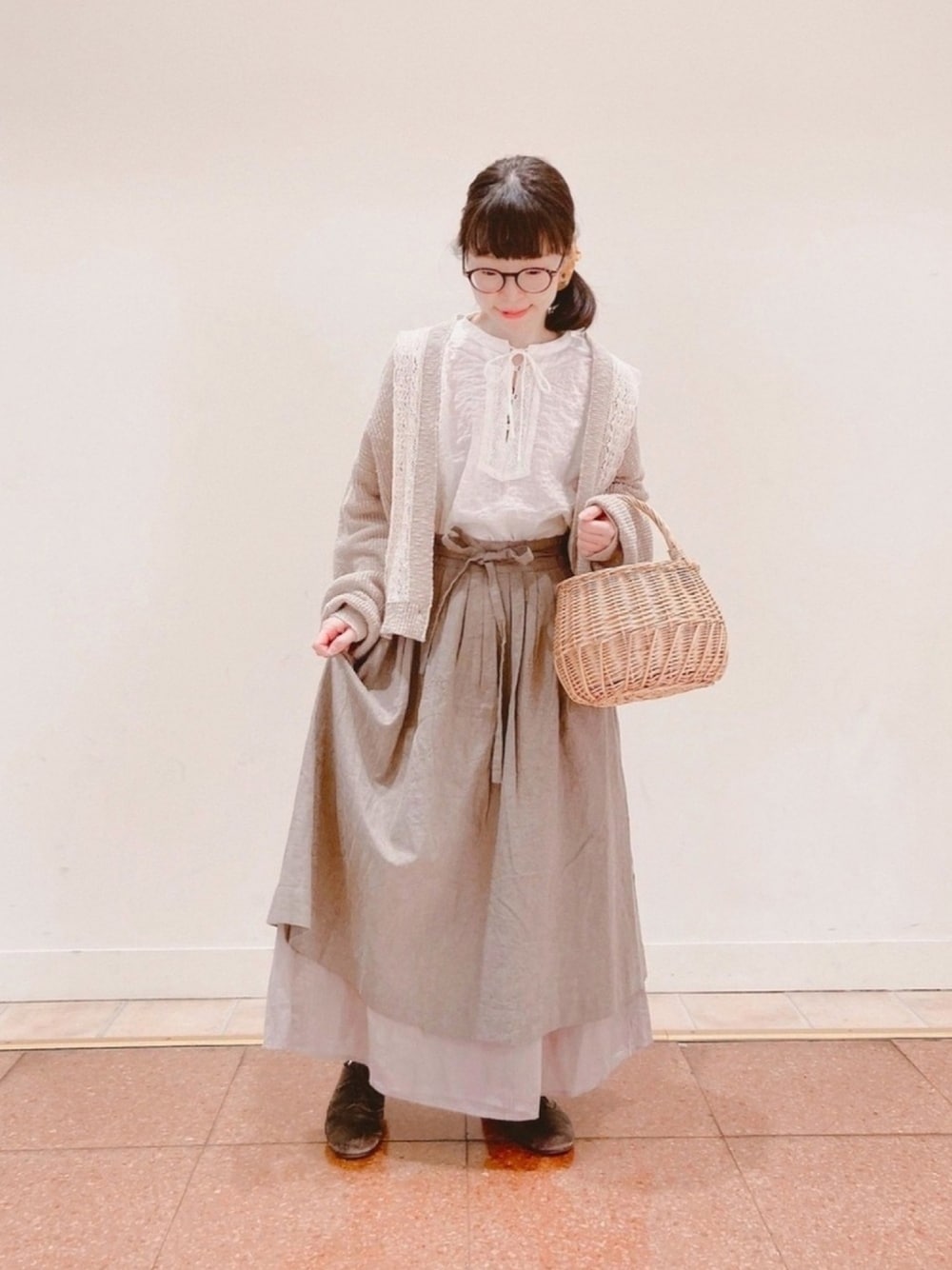 「スカート、ガーリー、サマンサモスモス(Samansa Mos2)、メガネ女子、カゴバック、カーディガン、淡色コーデ」｜「Samansa Mos2のウィローラウンドカゴバッグ（かごバッグ、ホワイト系）」を使った、アリーさん（レディース・153cm）の春コーディネートの1枚目の写真