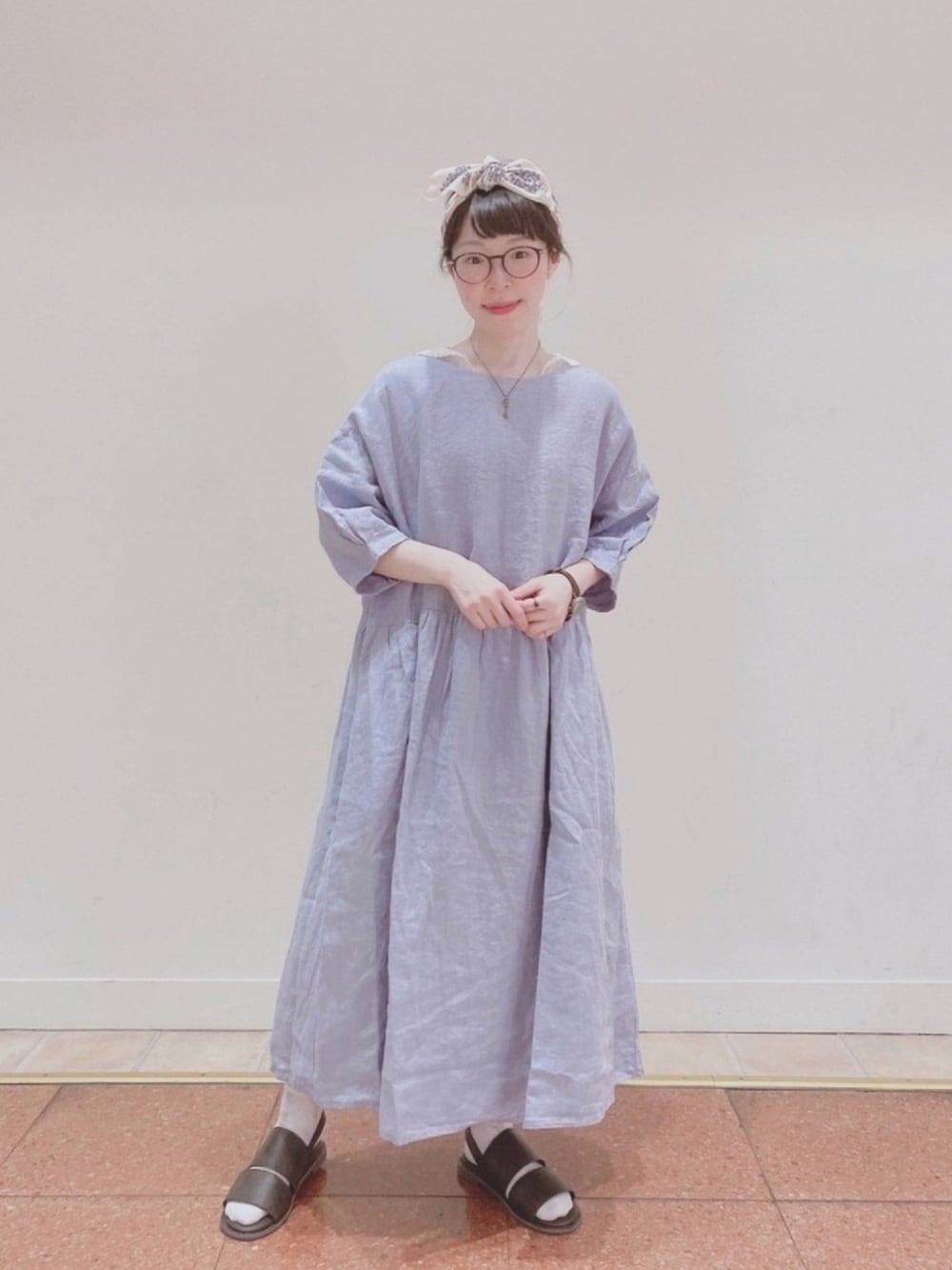 「サマンサ モスモス(Samansa Mos2)、メガネ女子、ゆるコーデ、春夏コーデ、ロングワンピース、リネンワンピース、スカーフアレンジ、スカーフヘアバンド、サンダルに靴下、セーラー襟」｜「Samansa Mos2の小花ブーケ柄スカーフ（バンダナ/スカーフ、ベージュ系）」を使った、アリーさん（レディース・153cm）の春コーディネートの1枚目の写真