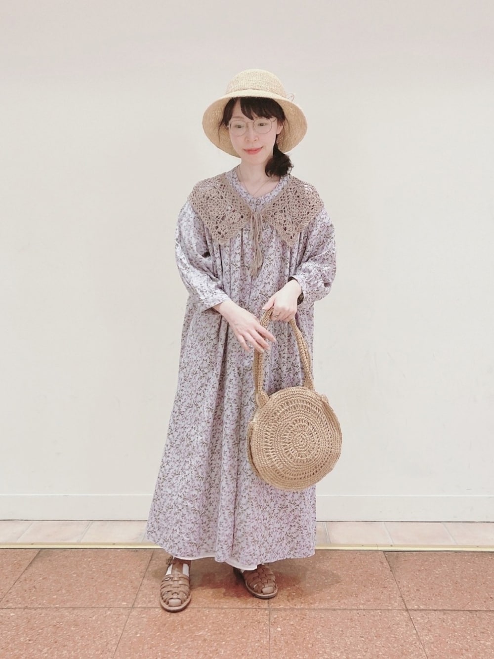 「サマンサ モスモス(Samansa Mos2)、花柄ワンピース、サークルカゴバッグ、つけ襟、麦わら帽子、めがね、夏コーデ、ラフ、ロングワンピース、大人ガーリー」｜「Samansa Mos2の手編みかぎ針レース付け衿（付け襟、ブラウン系）」を使った、アリーさん（レディース・153cm）の春コーディネートの1枚目の写真