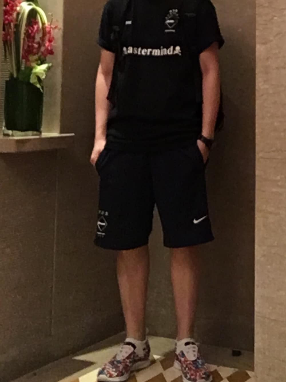 ブルー系のカーゴパンツ、ブラック系のTシャツ/カットソー、ブラック系のトップスを着用したメンズの秋コーディネートの1枚目の写真