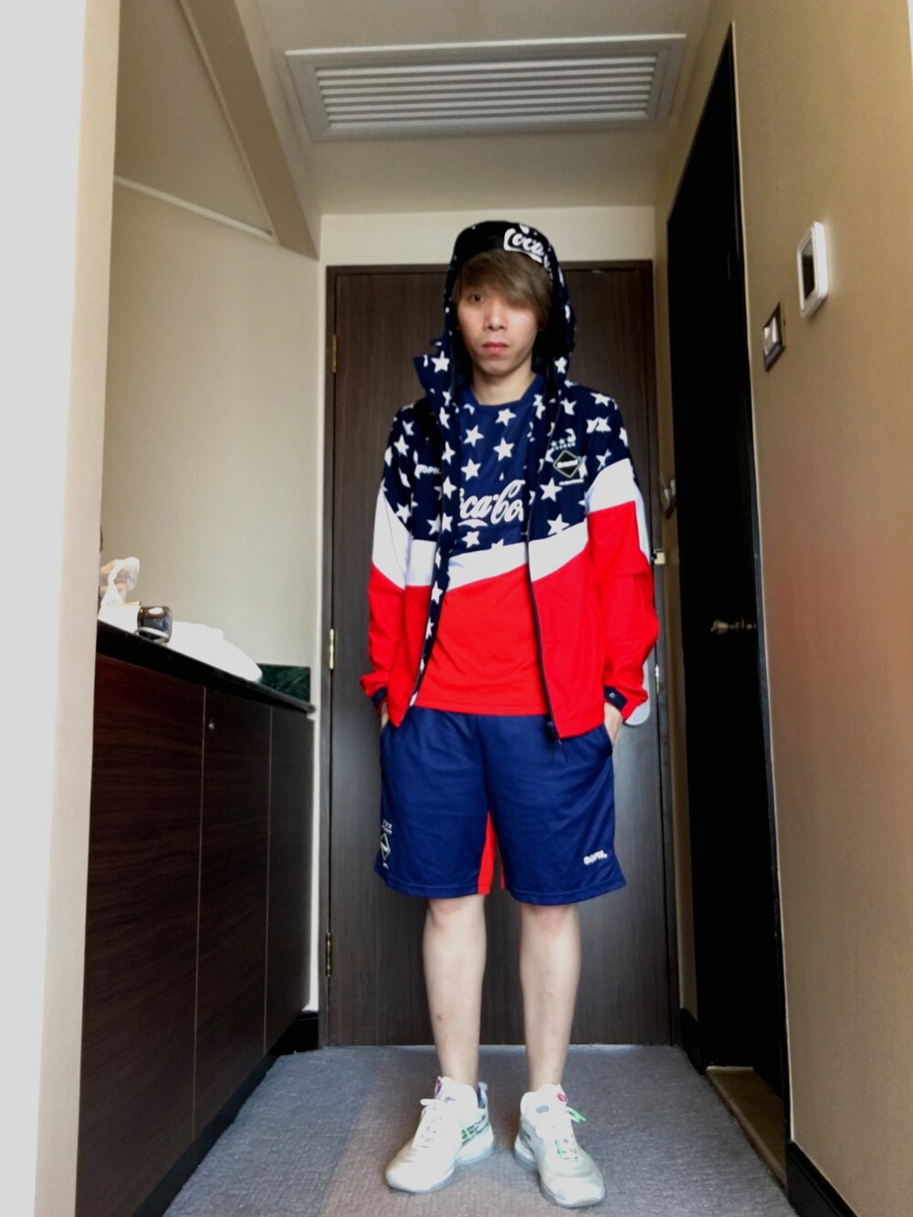 「red、coca、FCRB、uniform experiment、SOPHNET.、UNITED TOKYO、NIKE、off white、THE TEN、冬」｜「Coca Colaのアイテム（キャップ、ブラック系）」を使った、 doy doy 000さん（メンズ・169cm）の冬コーディネートの1枚目の写真