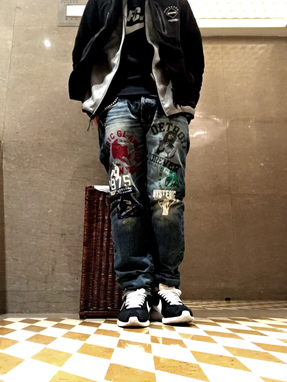 「FCRB、SOPHNET.、supreme、Hysteric Glamour、UNIQLO、Hong Kong、TOKYO、NIKE、madness、冬」｜「HYSTERIC GLAMOURのアイテム（デニムパンツ、ブルー系）」を使った、 doy doy 000さん（メンズ・169cm）の冬コーディネートの1枚目の写真