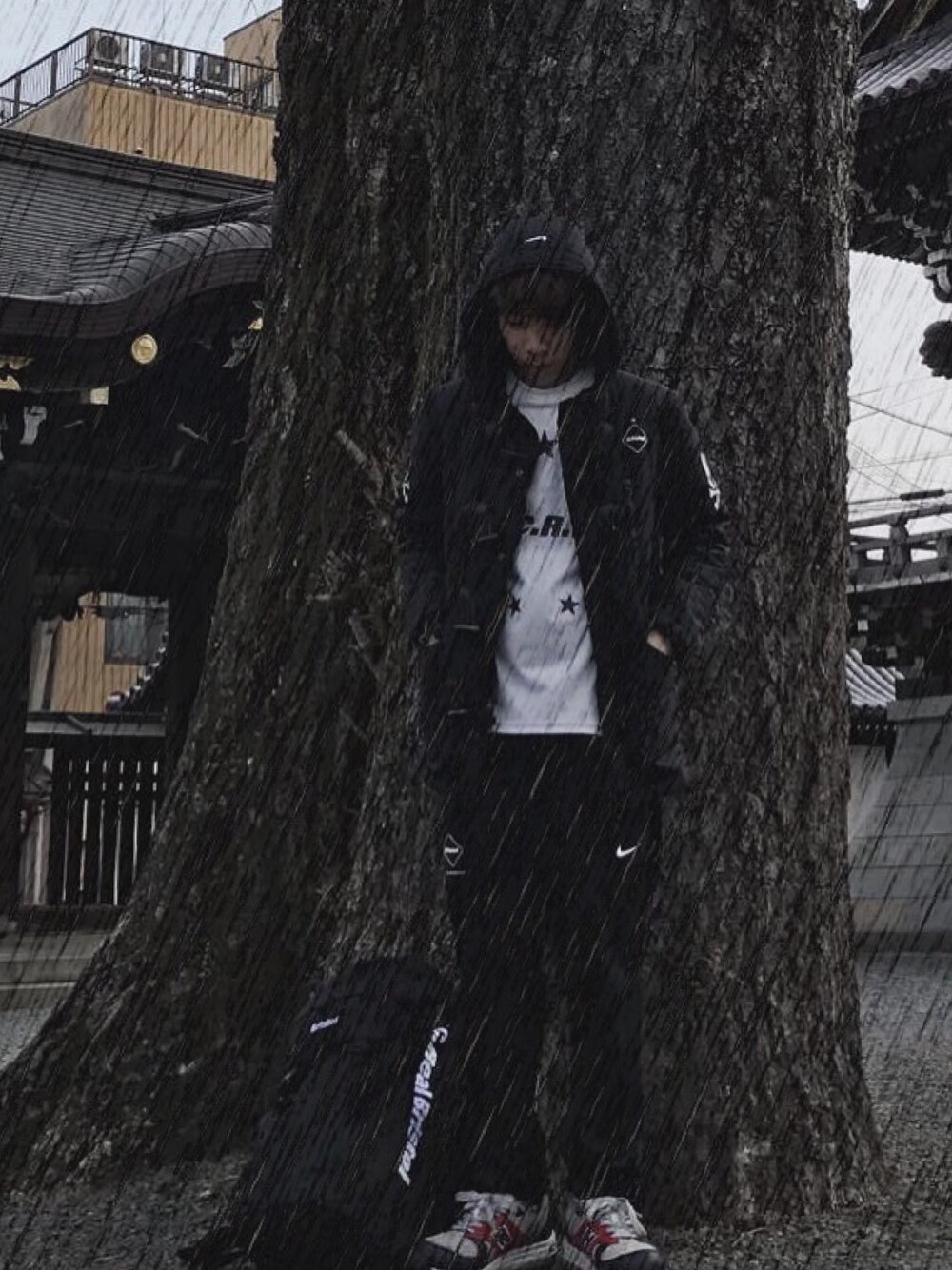 「mastermind JAPAN、SOPHNET.、uniform experiment、FCRB、F.C.R.B.、NIKE、New Balance、whiz、backpack、冬コーデ」｜「mastermind JAPANのアイテム（モッズコート、ブラック系）」を使った、 doy doy 000さん（メンズ・169cm）の冬コーディネートの1枚目の写真