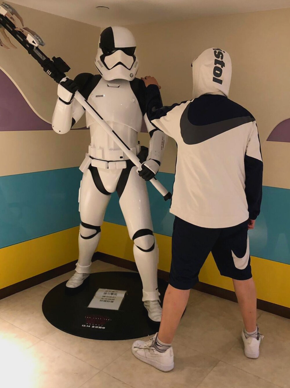 「STAR WARS、sporty、春コーデ、カジュアル、オトナカジュアル、Tシャツ、jacket 、shorts、FCRB、SOPHNET.」｜「NIKEのアイテム（カーゴパンツ、ブルー系）」を使った、 doy doy 000さん（メンズ・169cm）の春コーディネートの1枚目の写真