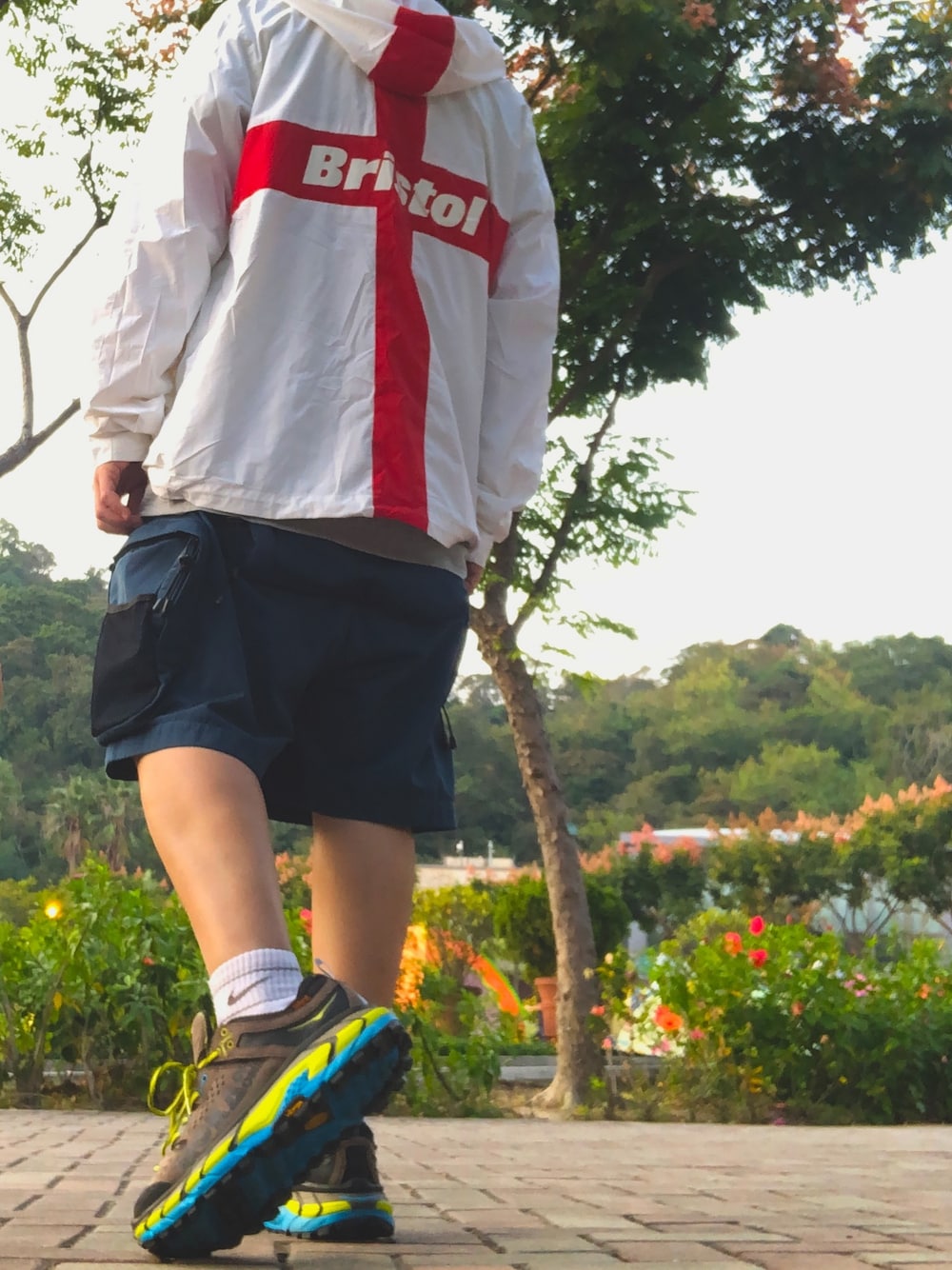 「HOKAONEONE、ootd、autumn、球鞋、休闲、运动搭配、FCRB、NIKE、秋のコーデ、遊園地」｜「F.C.R.B.のアイテム（スタジャン、ホワイト系）」を使った、 doy doy 000さん（メンズ・172cm）の秋コーディネートの1枚目の写真