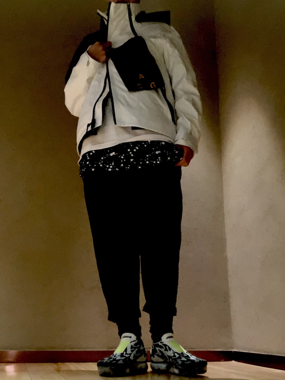 「寒い、冬コーデ、冬、sneakers、NIKE、techwear、ACG、vapormax、acronym、ootd」｜「NIKE ACGのアイテム（トレンチコート、ホワイト系）」を使った、 doy doy 000さん（メンズ・172cm）の冬コーディネートの1枚目の写真