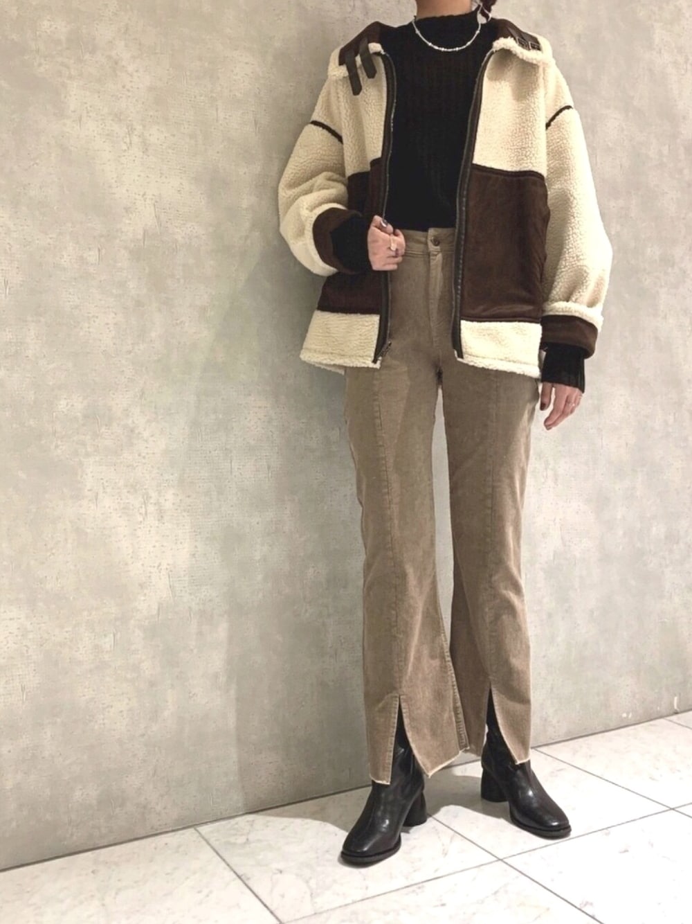 「冬コーデ、フライトジャケット、ショートブーツ、フレアパンツ、ブラウン、コーデュロイ、ハイネック、タートルネック、ブラウンコーデ」｜「AS KNOW AS PINKYのコーデュロイセミフレアパンツ（その他パンツ、ブラウン系）」を使った、まさこさん（レディース・162cm）の冬コーディネートの1枚目の写真