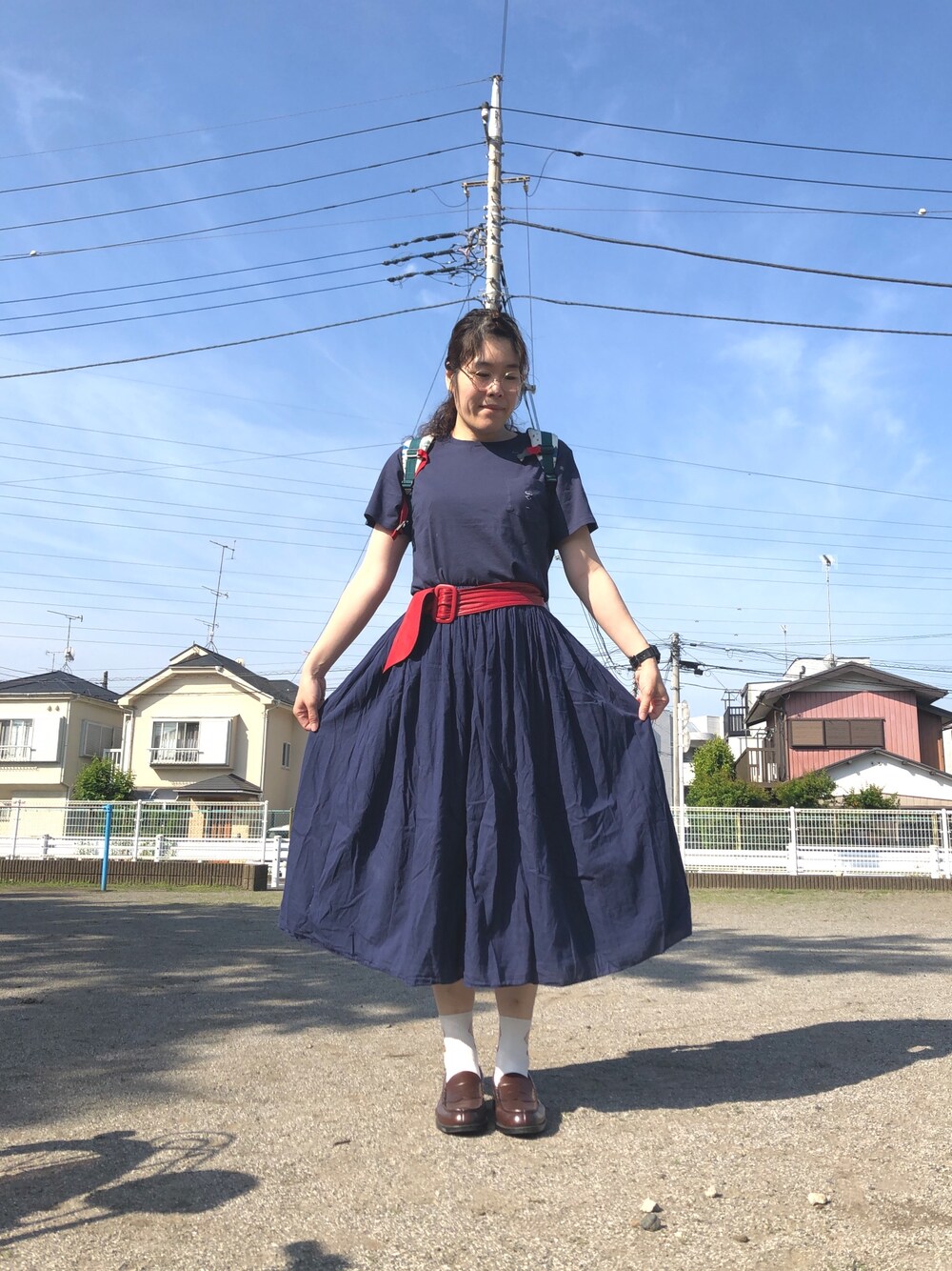 ブルー系のTシャツ/カットソー、ブルー系のスカート、ブラウン系のローファーを着用したレディースの夏コーディネートの1枚目の写真