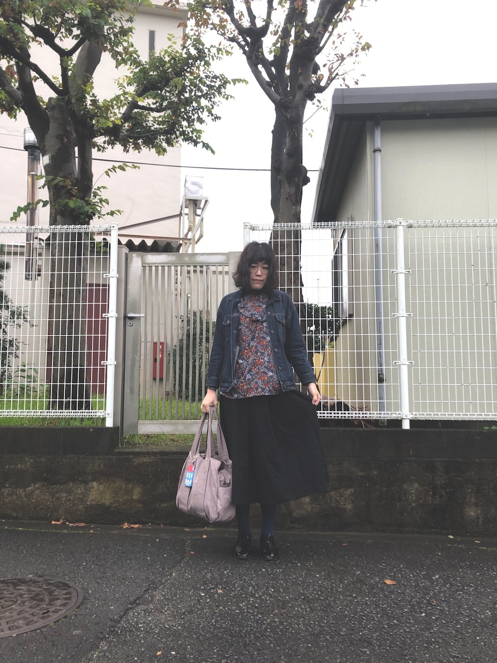 ブルー系のTシャツ/カットソー、ブラック系のスカート、ブルー系のデニムジャケットを着用したレディースの秋コーディネートの1枚目の写真