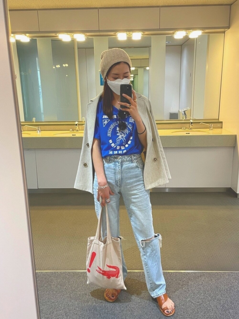 「デニム、Tシャツ、古着、カジュアルコーデ、春、ブルー、ジャケット、サンダル」｜「古着のアイテム（Tシャツ/カットソー、ブルー系）」を使った、yukaさん（レディース・161cm）の春コーディネートの1枚目の写真