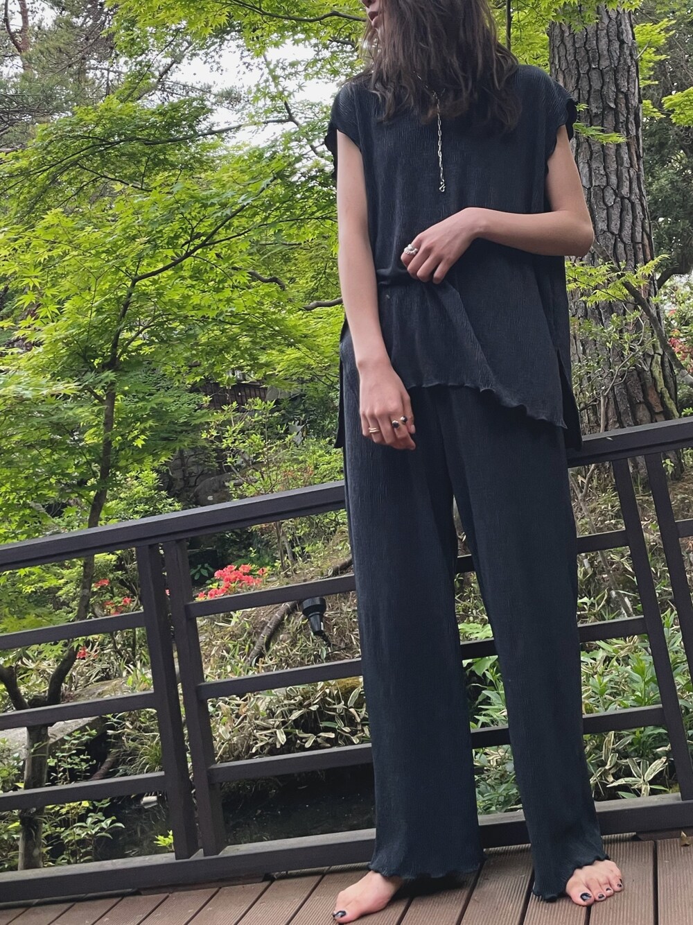 「休日スタイル、カジュアルコーデ、ラクチンコーデ、セットアップ、大人コーデ、ラフ、パンツコーデ、プチプラ、リラックス、フリーズマート(FREE'S MART)」｜「FREE'S MARTの楊柳カットソーセットアップ（ワンピース、ブラック系）」を使った、yukaさん（レディース・161cm）の春コーディネートの1枚目の写真