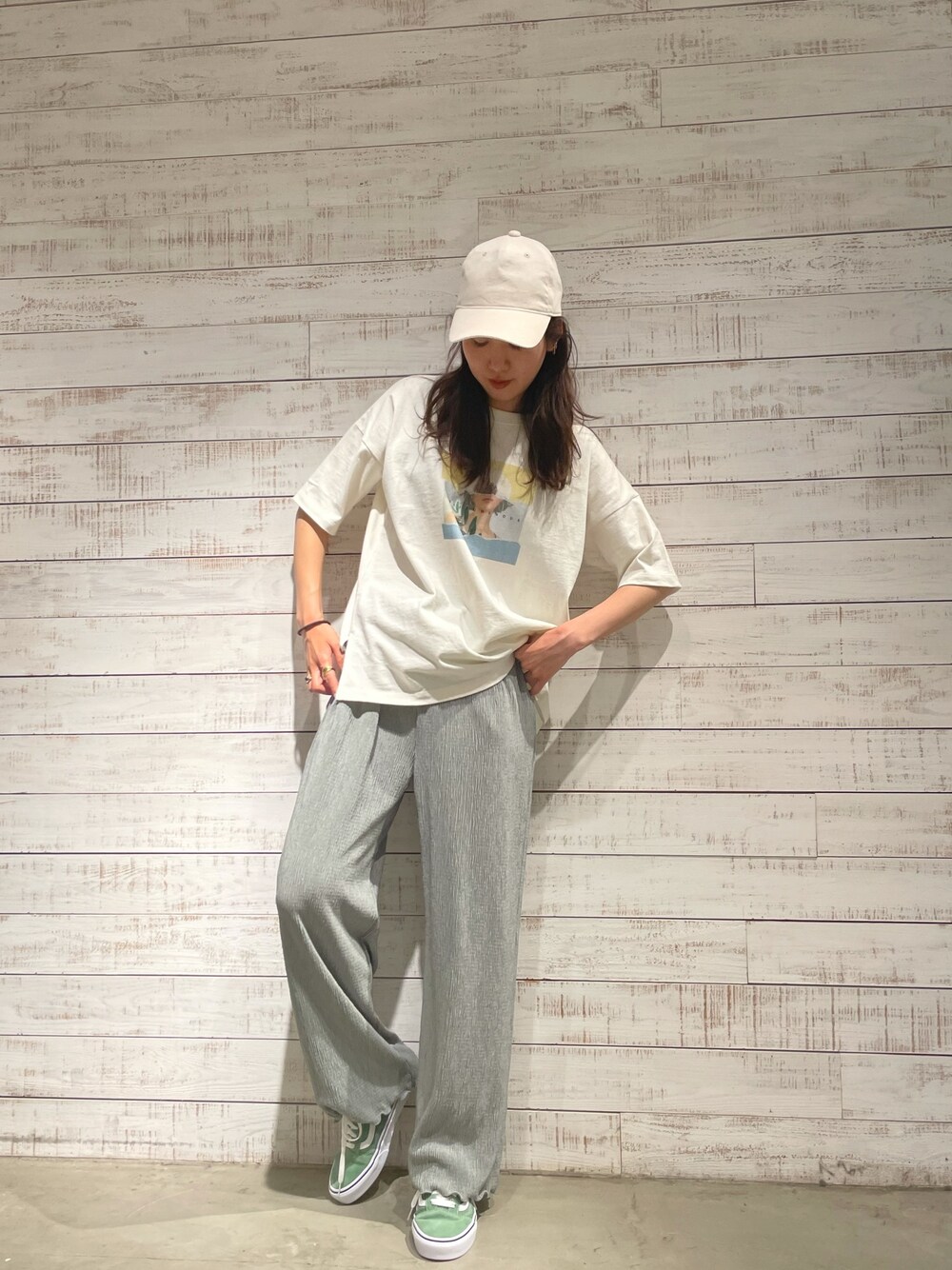 「スニーカー、休日スタイル、シンプル、カジュアルコーデ、ストリート、ラクチンコーデ、Tシャツ、キャップ、フリーズマート(FREE'S MART)、リラックススタイル」｜「FREE'S MARTの◆アートプリントビックＴシャツ（Tシャツ/カットソー、ホワイト系）」を使った、yukaさん（レディース・161cm）の春コーディネートの1枚目の写真