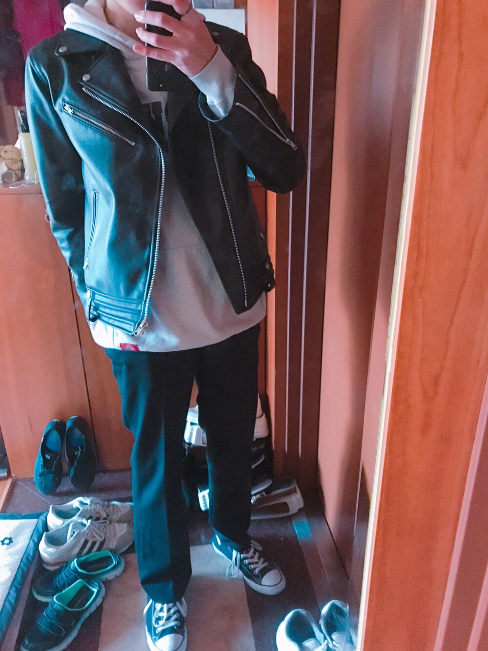 「ootd、fashion、converse、Dickies、daily look、daily、casual」｜「Dickiesのアイテム（パーカー、ホワイト系）」を使った、seokk_junさん（メンズ・175cm）の冬コーディネートの1枚目の写真