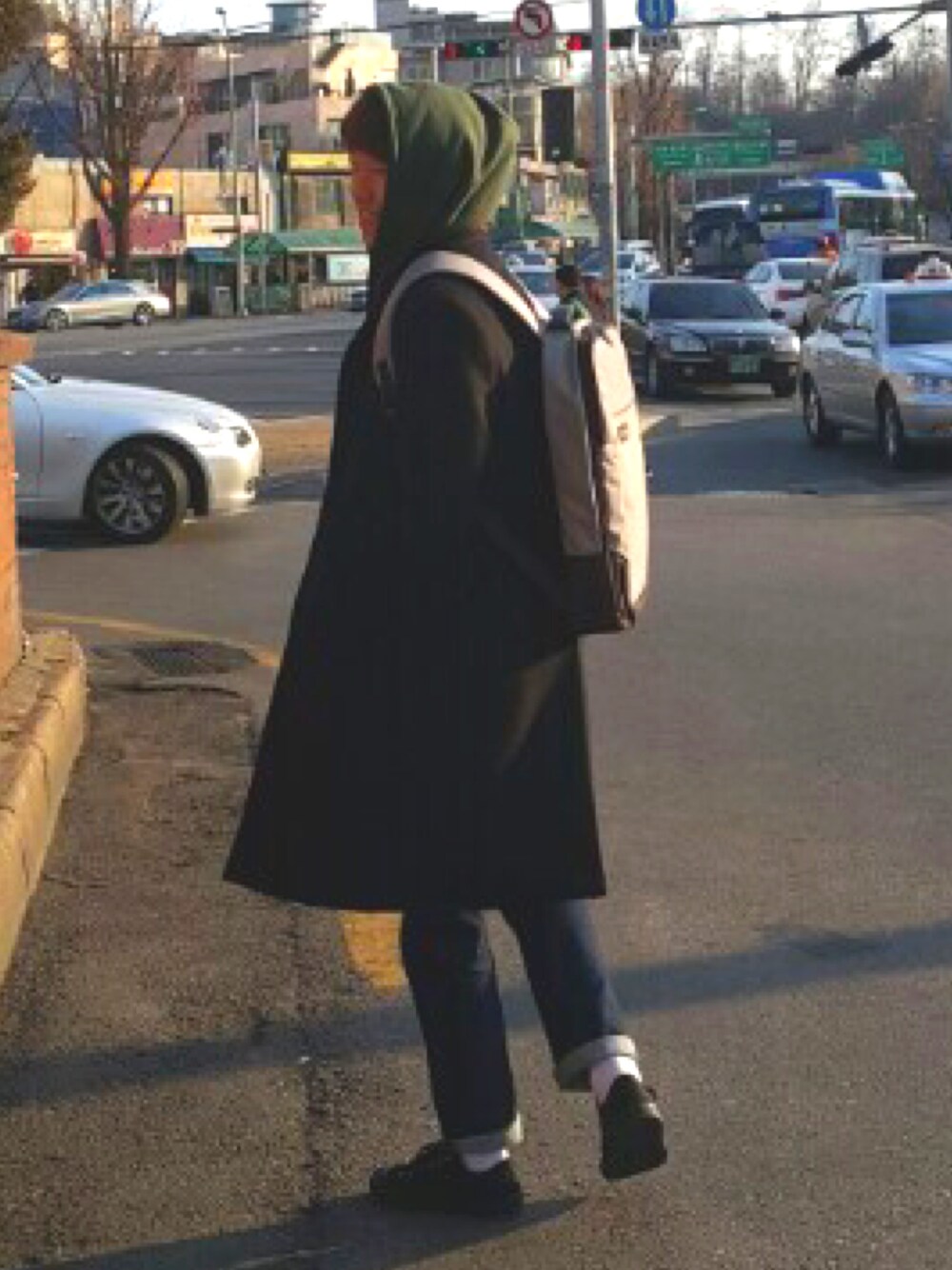 「ootd、fashion、instagram、daily look、casual、korea、boy、backpack、Casualwear、MUJI」｜「NATIONAL GEOGRAPHICのアイテム（バックパック/リュック、グレー系）」を使った、seokk_junさん（メンズ・175cm）の春コーディネートの1枚目の写真