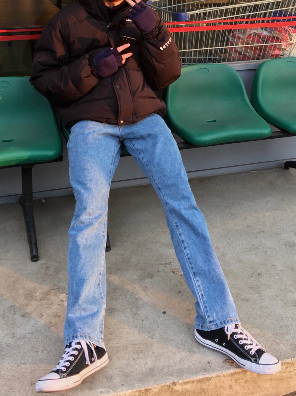 「fashion、daily look、minimal、converse、korea、winter、instagram、ootd、street、streetstyle」｜「CONVERSE ALL STARのアイテム（スニーカー、ブラック系）」を使った、seokk_junさん（メンズ・175cm）の春コーディネートの1枚目の写真