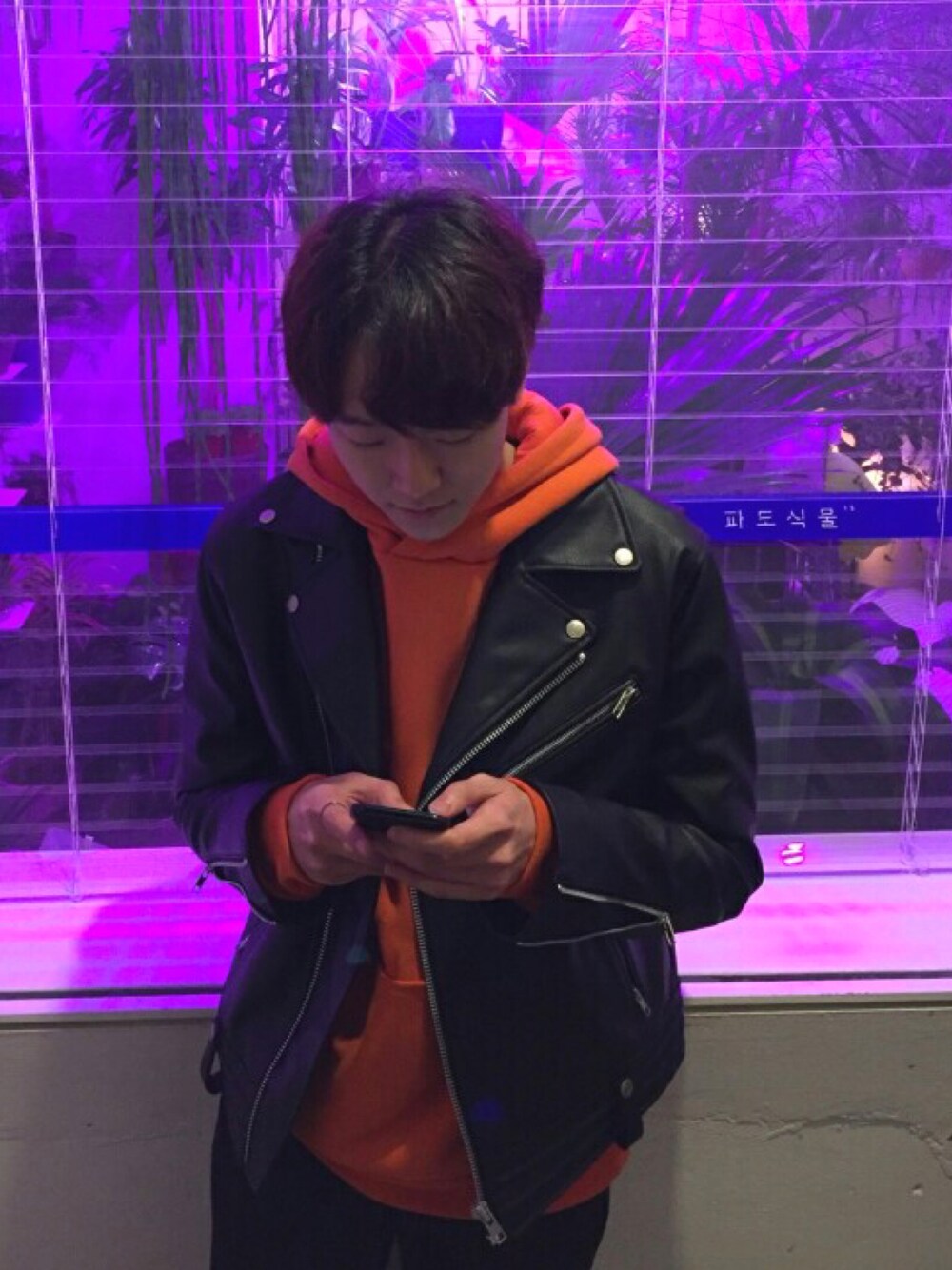 「VINTAGE、daily look、ootd、hoodie、instagram」｜「8secondsのアイテム（パーカー、オレンジ系）」を使った、seokk_junさん（メンズ・175cm）の春コーディネートの1枚目の写真