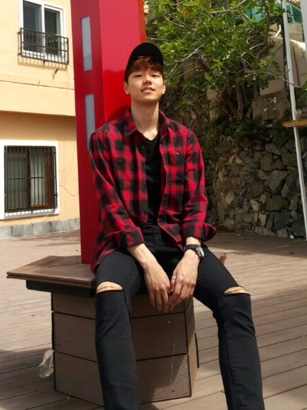 「summer、ootd、daily look、instagram、TOMMY HILFIGER」｜「TOMMY HILFIGERのアイテム（アナログ腕時計、ブラック系）」を使った、seokk_junさん（メンズ・175cm）の春コーディネートの1枚目の写真
