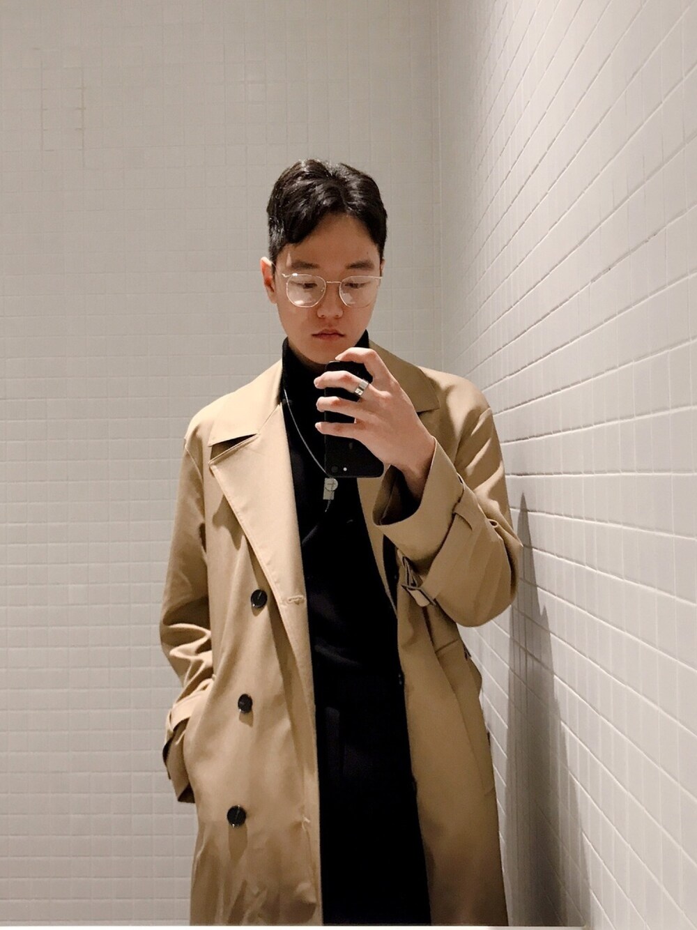「minimal、trench coat、fashion、ootd、daily look、ミニマル、コート、トレンチコート、韓国」｜「draw-fitのアイテム（トレンチコート、ベージュ系）」を使った、seokk_junさん（メンズ・175cm）の春コーディネートの1枚目の写真