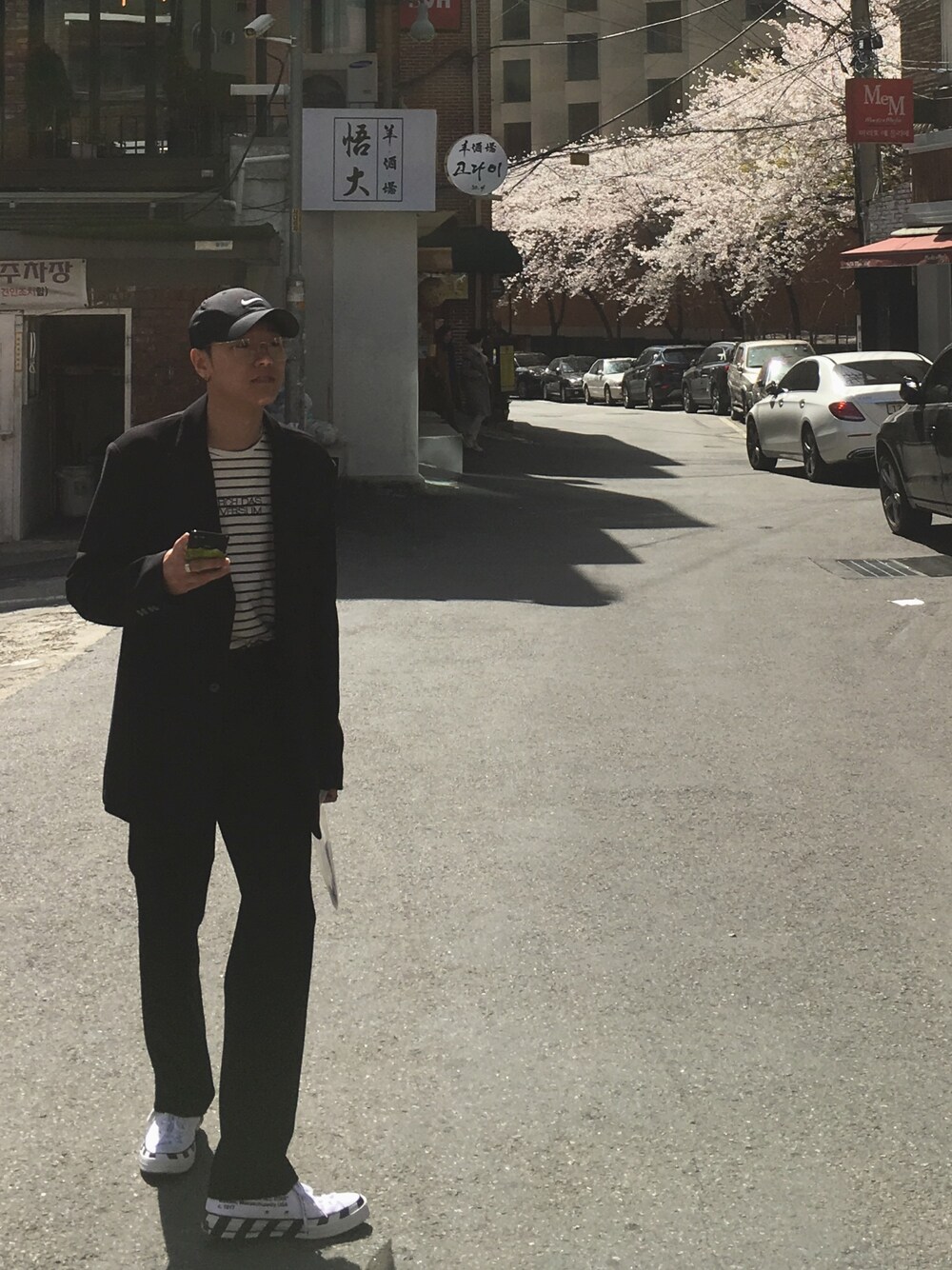 「black、ootd、daily look、minimal、ブラック、fashion、instagram、NIKE、韓国」｜「off whiteのアイテム（スニーカー、ホワイト系）」を使った、seokk_junさん（メンズ・175cm）の春コーディネートの1枚目の写真
