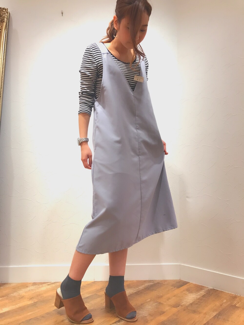 「グレー、ジャンパースカート、オリエンタルトラフィック、ORiental TRaffic(ORiental TRaffic)、春コーデ、ミュール、淡色コーデ、ソックス×サンダル」｜「WA ORiental TRafficの春夏新作★べロアミュールサンダル★7659（サンダル、イエロー系）」を使った、ORientalTRaffic福岡パルコさん（レディース・168cm）の春コーディネートの1枚目の写真