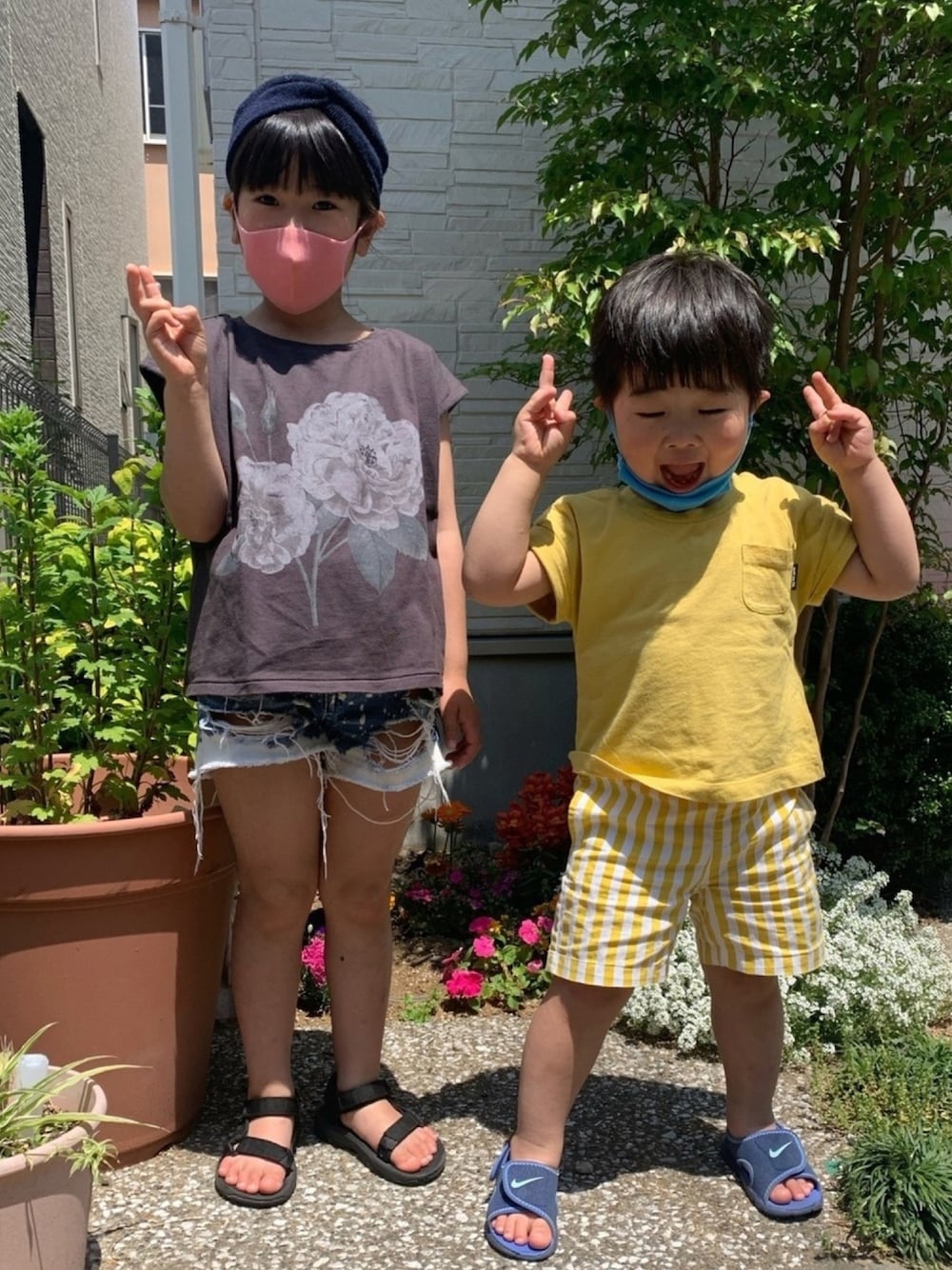 「おさんぽスタイル」｜「SWAP MEET MARKETのショート丈半袖Tシャツ（Tシャツ/カットソー、ブラック系）」を使った、kaechikunさん（キッズ・90cm）の春コーディネートの1枚目の写真