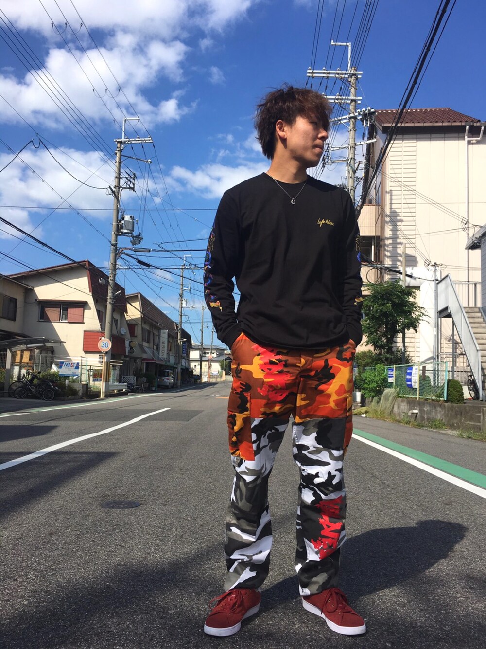 「印、VOLNEO、LEFTALONE、adidas、スタンスミス、スニーカーコーデ、カーゴパンツ、派手柄」｜「LEFT ALONEのアイテム（Tシャツ/カットソー、ブラック系）」を使った、篤 SAVEwizOUT"さん（メンズ・173cm）の秋コーディネートの1枚目の写真