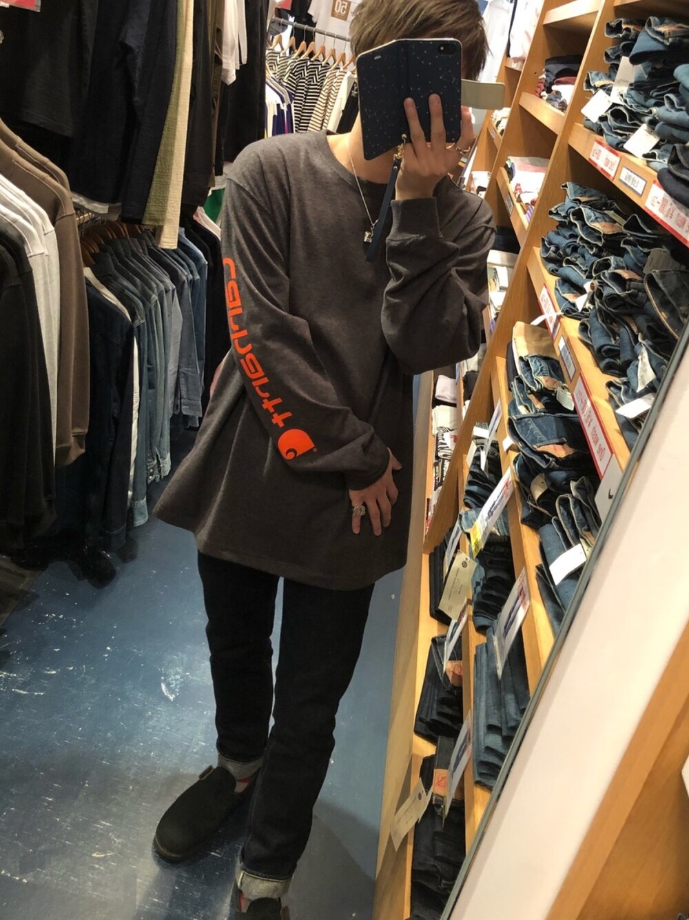 「シンプルコーデ、Denime、carhartt、袖プリント、ゆったりシルエット、細身のパンツ、ストリート」｜「Carharttの【carhartt/カーハート】ロングスリーブ袖プリントT（Tシャツ/カットソー、ブラック系）」を使った、篤 SAVEwizOUT"さん（メンズ・173cm）の春コーディネートの1枚目の写真