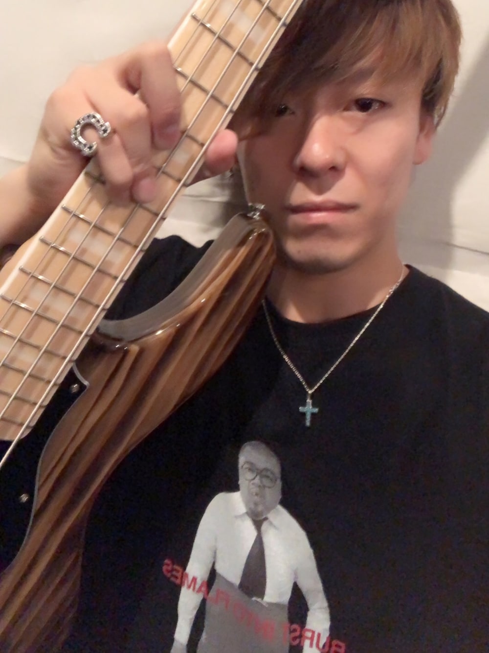 「クッキー、くっきーTシャツ、burstintoflames、シンプル、ベーシスト、音楽で繋がる、バンドマン、邦ロック」｜「今日買ったベースのアイテム（その他、ブラウン系）」を使った、篤 SAVEwizOUT"さん（メンズ・173cm）の夏コーディネートの1枚目の写真