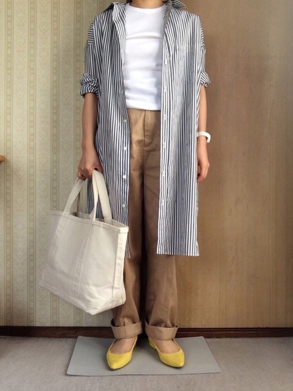 「ワイドパンツ、トートバッグ、シャツワンピ、シャツワンピース、チノパン、ユニクロ、UNIQLO、リブT、イエロー、ストライプシャツ」｜「UNIQLOのWOMEN リブクルーネックT（半袖）（Tシャツ/カットソー、ホワイト系）」を使った、きくさん（レディース・150cm）の春コーディネートの1枚目の写真